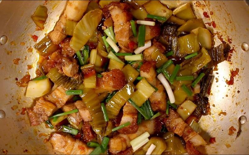 Nếu còn dư thịt heo quay, bạn có thể dễ dàng chế biến thành món thịt heo quay kho dưa cải chua vừa thơm ngon lại hấp dẫn.