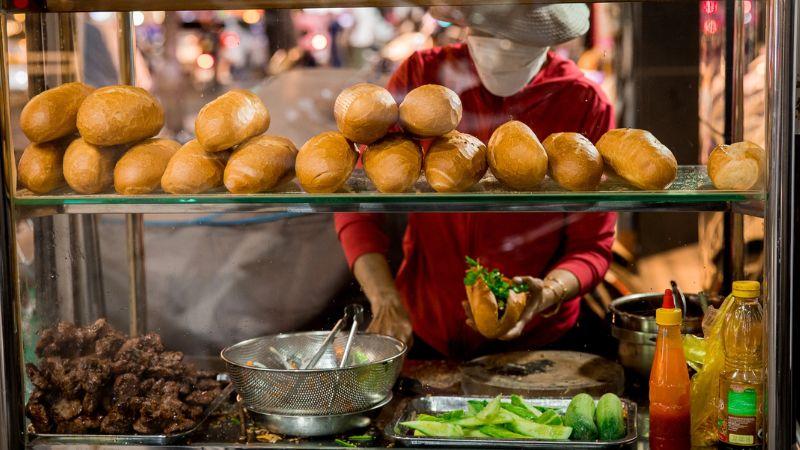 Xe bánh mì thịt nướng ở quận 1 đã tạo nên một cơn sốt ẩm thực, được tạp chí nổi tiếng của Mỹ vinh danh.