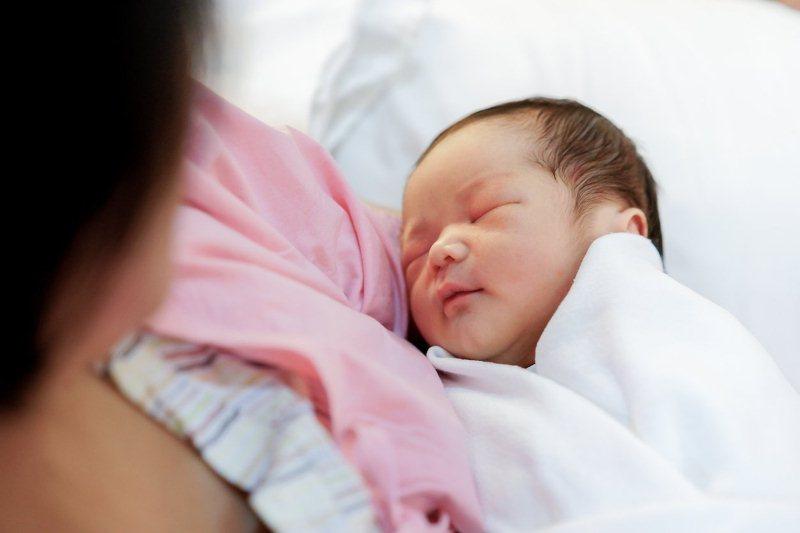 Lượng sữa bao nhiêu là phù hợp cho trẻ sơ sinh để đảm bảo sự phát triển tốt và tăng cân nhanh chóng?