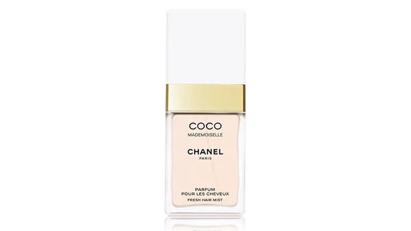 Nước hoa dành riêng cho tóc, một xu hướng hot đang được phái đẹp tìm kiếm mạnh mẽ trong mùa hè này.