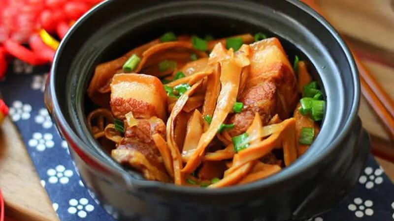 Măng khô chế biến món gì hấp dẫn? Khám phá 8 món ăn ngon và dễ làm với măng khô, mang đến sự phong phú cho bữa ăn gia đình.