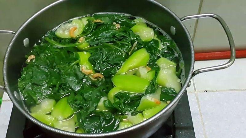 Một bát canh mướp mồng tơi nóng hổi sẽ là sự lựa chọn lý tưởng trong những ngày mưa, giúp bạn cảm thấy ấm áp và dễ chịu hơn bao giờ hết.