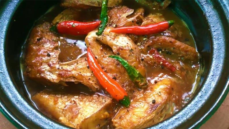 Món cá hường kho tộ đậm đà, không bị tanh, với màu sắc quyến rũ, hoàn hảo để thưởng thức trong những ngày mưa lạnh giá.