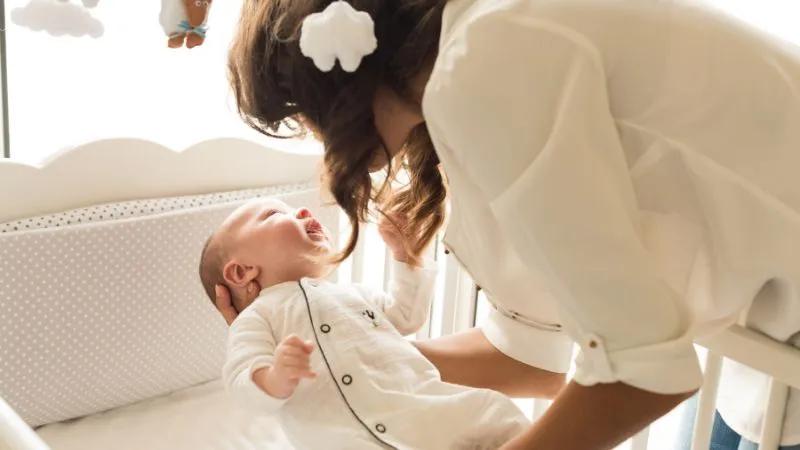 Có nên để bé ngủ chung hay ngủ riêng với cha mẹ? Những lợi ích khi bé ngủ cùng cha mẹ là gì?
