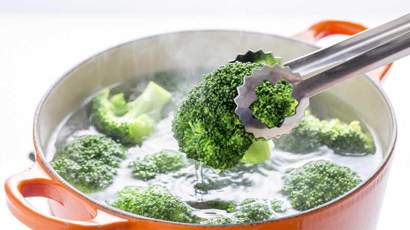 Có nên uống nước luộc rau hay không?