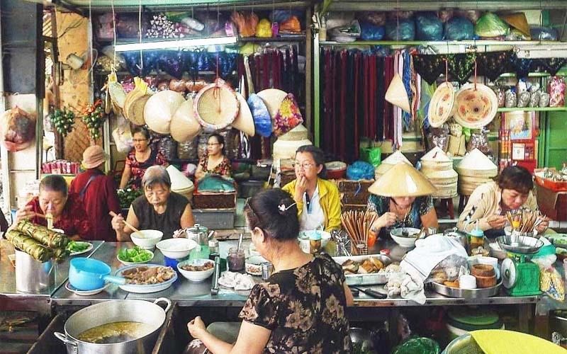Khám phá hương vị miền Trung giữa lòng Sài Gòn tại chợ Bà Hoa