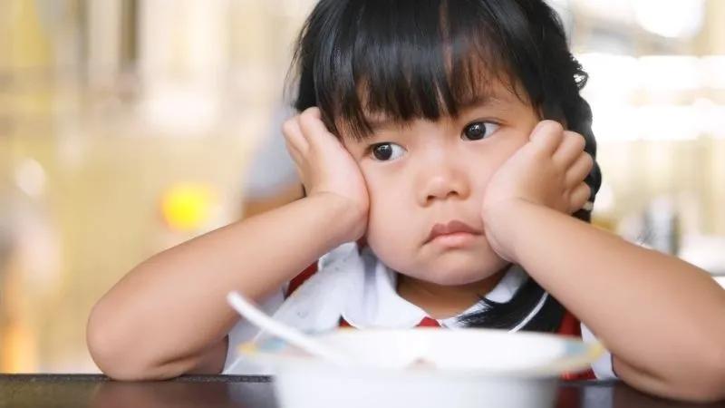 Biếng ăn sinh lý là một hiện tượng phổ biến ở trẻ, thể hiện qua sự giảm sút thèm ăn tạm thời trong các giai đoạn phát triển. Đây là một trạng thái hoàn toàn tự nhiên và không phải dấu hiệu bệnh lý.