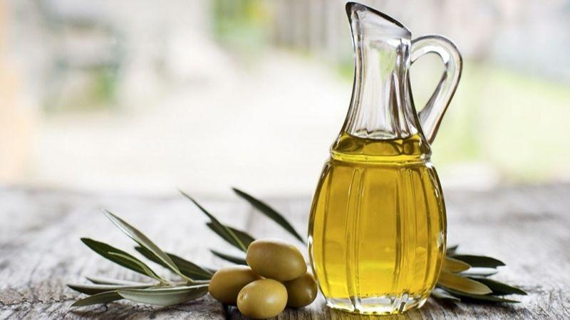 Các cô gái chắc chắn sẽ bị cuốn hút bởi những công dụng làm đẹp tuyệt vời của dầu oliu.