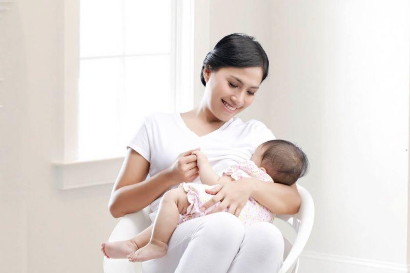 Mẹ ít sữa phải làm sao? Những cách đơn giản giúp gọi sữa mẹ về dồi dào