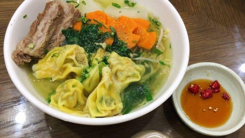 Hướng dẫn cách chế biến mì hoành thánh xương heo thơm ngon, hấp dẫn để chiêu đãi cả gia đình