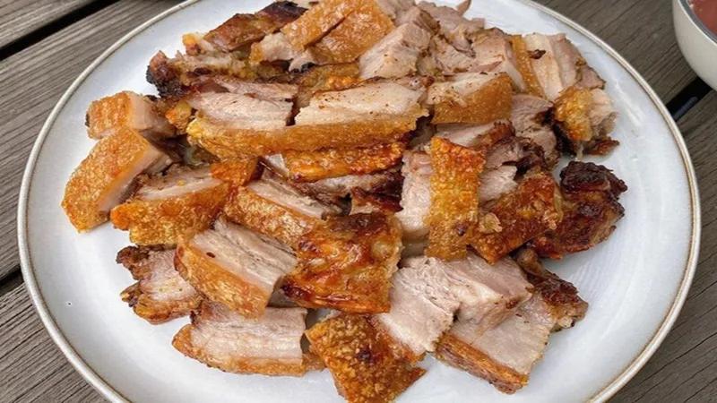Khám phá bí kíp chế biến thịt heo quay chảo giòn rụm, không lo dầu bắn tung tóe