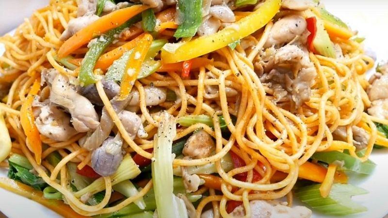 Hướng dẫn cách làm mì xào gà chua cay thơm ngon hấp dẫn