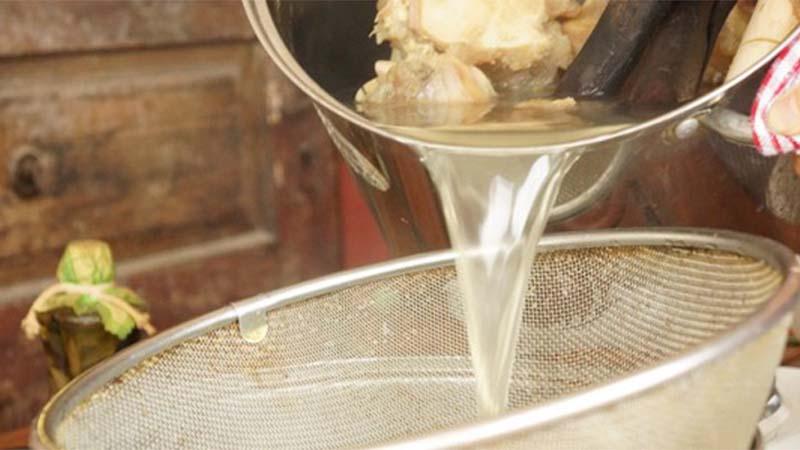 Tại sao không nên cho trẻ dùng nước hầm xương?
