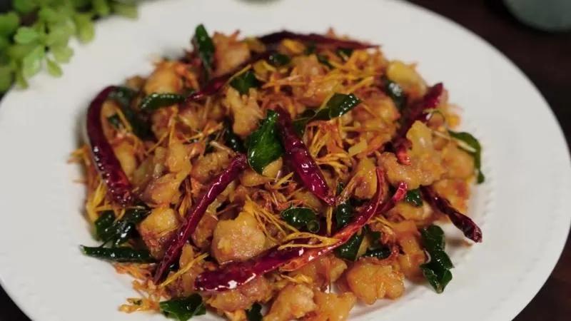 Hãy thử đổi mới bữa cơm gia đình với món gà chiên sả Thái – món ăn vừa giòn thơm lại đậm đà hương vị, làm say lòng thực khách.