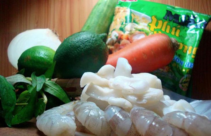Gỏi miến ăn liền, với sợi miến dai ngon và màu sắc hấp dẫn, là lựa chọn hoàn hảo cho những bữa ăn nhanh nhưng vẫn đầy đủ hương vị.