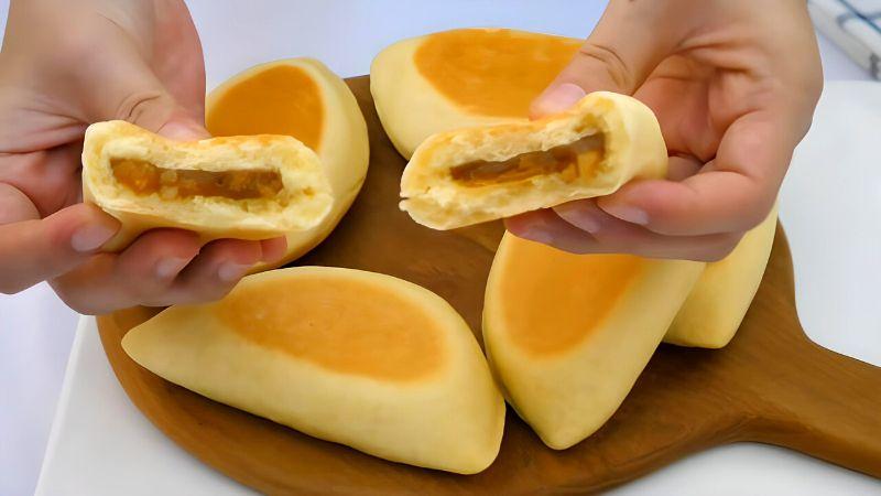 Khám phá công thức làm bánh mì nhân mật ong tuyệt vời, với hương thơm ngọt ngào và độ mềm xốp hoàn hảo, dễ dàng chinh phục mọi vị giác.