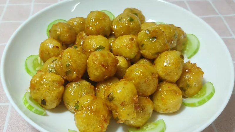 Khám phá cách chế biến món cá viên chiên độc đáo từ mì gói, vừa lạ miệng vừa hấp dẫn, là lựa chọn tuyệt vời cho món ăn vặt.