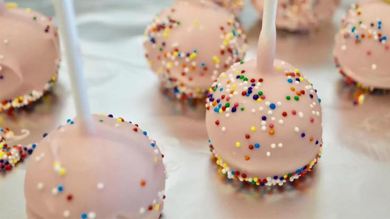 Công thức làm cake pop Oreo đơn giản mà không cần dùng lò nướng, mang đến sự tiện lợi cho những ai yêu thích món bánh này.
