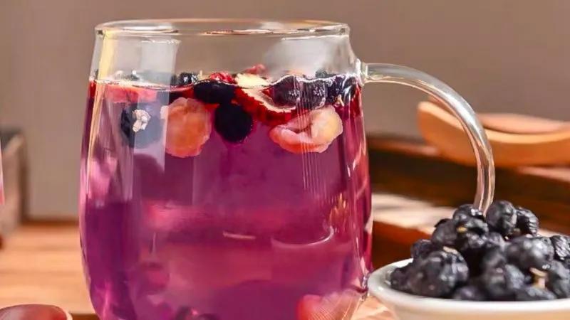 Trà hắc kỷ tử mang lại nhiều lợi ích cho sức khỏe. Cùng tìm hiểu những tác dụng của trà kỷ tử đen và cách pha chế, thưởng thức đúng cách để tận dụng tối đa công dụng của nó.