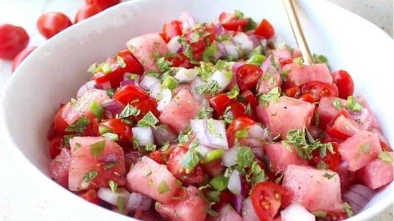 Hướng dẫn làm salad cà chua và dưa hấu thanh mát cho mùa hè
