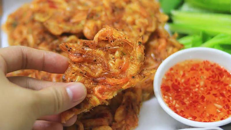 Món bánh tép chiên giòn rụm với lớp vỏ bột mỏng nhẹ, hương vị đậm đà, chắc chắn sẽ khiến cả gia đình bạn mê mẩn ngay từ lần đầu thưởng thức.