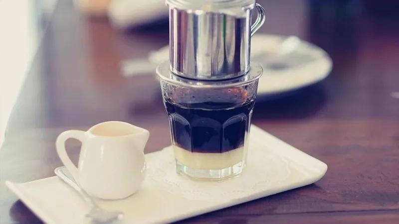 Khám phá 5 quán cà phê bóng đá hot nhất tại quận 8, nơi bạn có thể tận hưởng không khí sôi động của các trận đấu bóng đá.