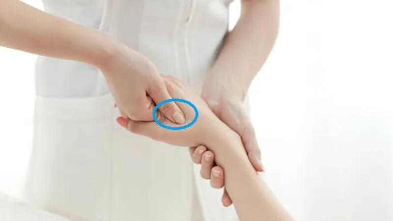 Khám phá 5 phương pháp bấm huyệt hiệu quả giúp giảm đau đầu mà không cần dùng thuốc