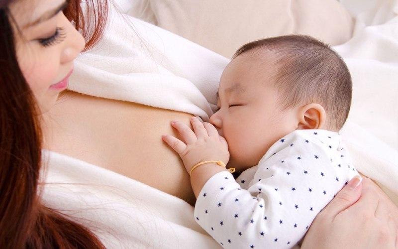 Khi nào sữa mẹ không còn đủ dưỡng chất cho bé? Liệu có nên ngừng cho bé bú sớm?