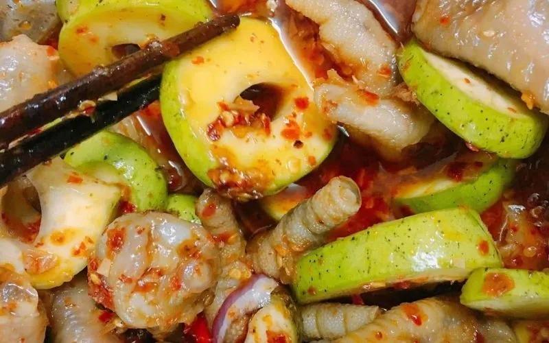 Khám phá cách làm chân gà xóc xoài giòn sần sật, vị chua cay hòa quyện đầy hấp dẫn, sẽ khiến bạn không thể cưỡng lại.