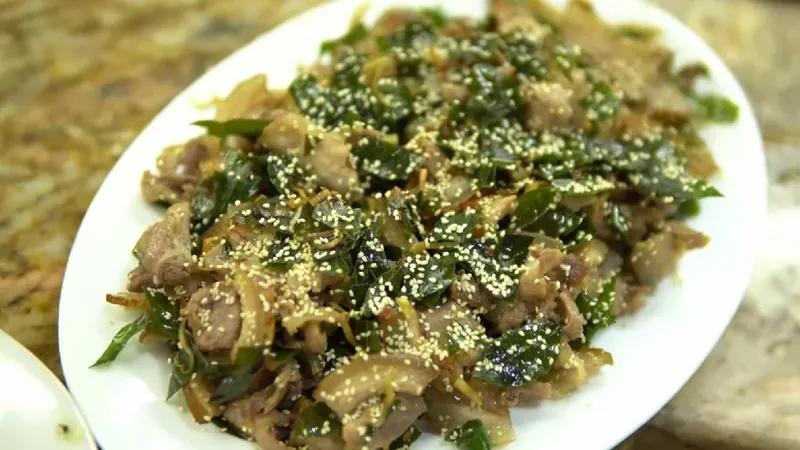Hướng dẫn chi tiết cách chế biến món thịt lợn xào lá móc mật, một món ăn thơm ngon, đậm đà hương vị, dễ dàng thực hiện ngay tại nhà.