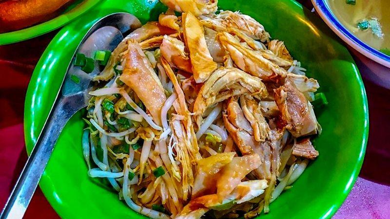 Khám phá ngay 13 quán ăn tối nổi bật tại quận Long Biên, luôn đông khách và đầy hương vị hấp dẫn.