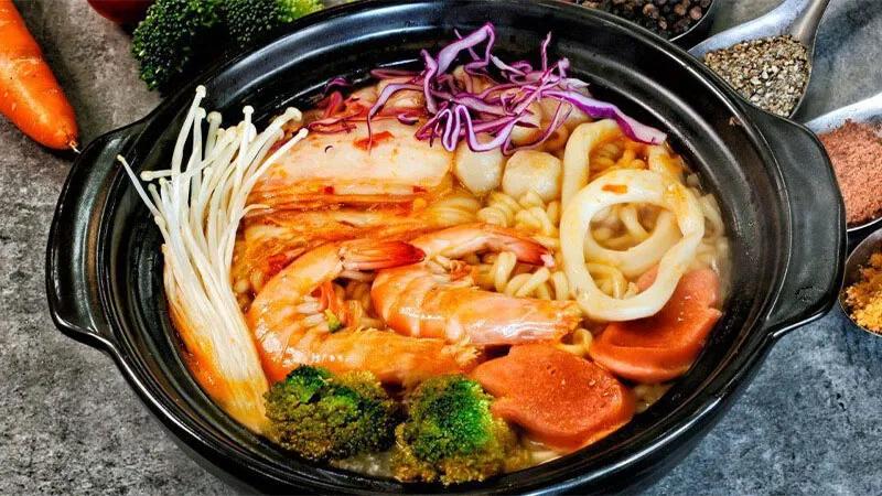 Khám phá 2 công thức nấu mì cay hải sản chuẩn vị Hàn Quốc, đem đến hương vị đậm đà ngay tại gian bếp của bạn.