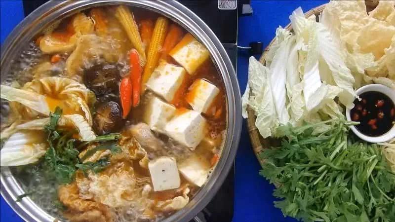 Khám phá 10+ món ăn hấp dẫn không thể thiếu trong những bữa tiệc đón khách ngày Tết, khiến không khí xuân thêm phần tươi mới và đầm ấm.