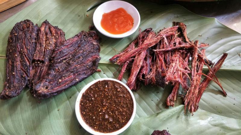 Hướng dẫn chi tiết cách chế biến khô heo gác bếp, món ăn nổi tiếng của vùng Tây Bắc, với các bước thực hiện đơn giản và dễ dàng tại nhà.