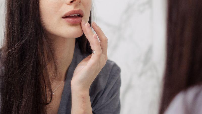 Khám phá 8 cách tẩy tế bào chết cho môi bằng mật ong, giúp bạn sở hữu đôi môi mềm mịn và quyến rũ.