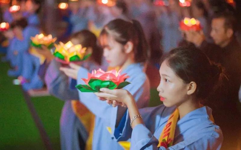 Hơn 30 câu ca dao, tục ngữ về lễ Vu Lan, thể hiện lòng hiếu thảo và sự biết ơn đối với cha mẹ.