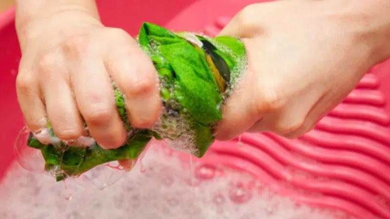 Những dòng nước giặt tay Omo đang chiếm ưu thế trên thị trường nhờ khả năng làm sạch hiệu quả và tiết kiệm vượt trội, trở thành lựa chọn hàng đầu của nhiều gia đình.