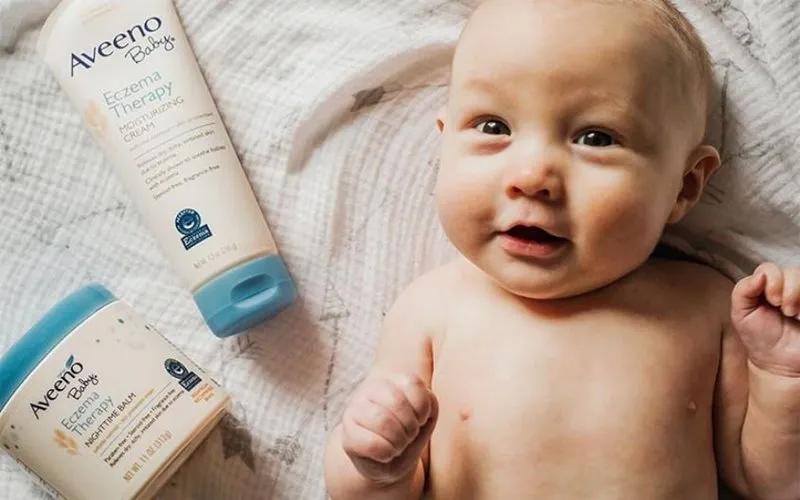 Khám phá 15 loại kem dưỡng ẩm nổi bật được các chuyên gia khuyên dùng cho làn da nhạy cảm của trẻ sơ sinh.