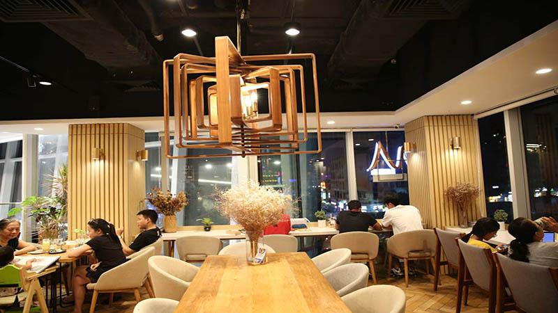 Khám phá 6 quán cà phê với nền đơn sắc, không cầu kỳ nhưng lại thu hút các bạn trẻ một cách bất ngờ.
