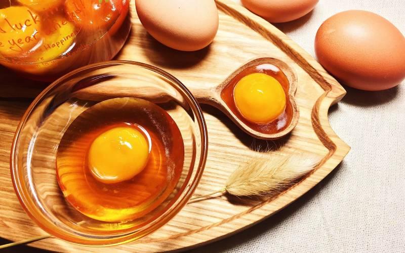 7 cách ủ tóc bằng trứng gà giúp tóc dày, dài và suôn mượt tự nhiên