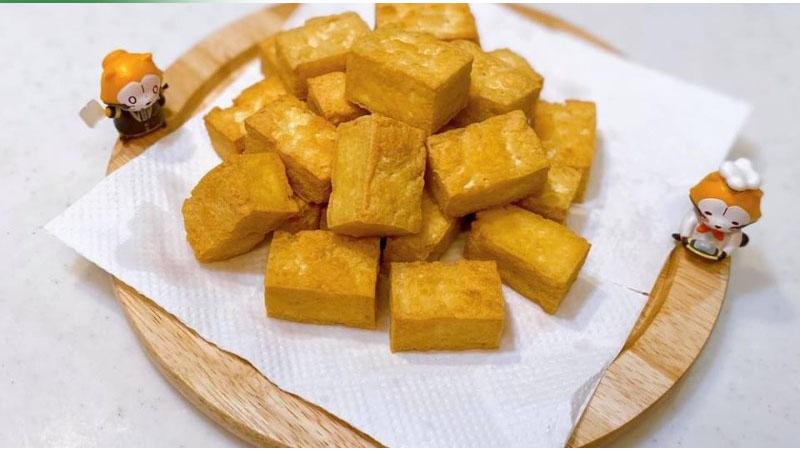 Chỉ cần thêm một bước nhỏ trước khi chiên, đậu hũ sẽ giòn rụm mà không hề bị vỡ vụn.