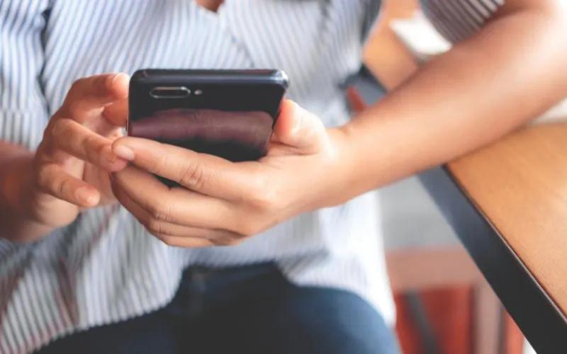 Phụ nữ mới sinh có nên sử dụng điện thoại? Đây là câu hỏi mà không ít người, đặc biệt là các bà mẹ đang trong giai đoạn hậu sản, luôn tìm kiếm câu trả lời.