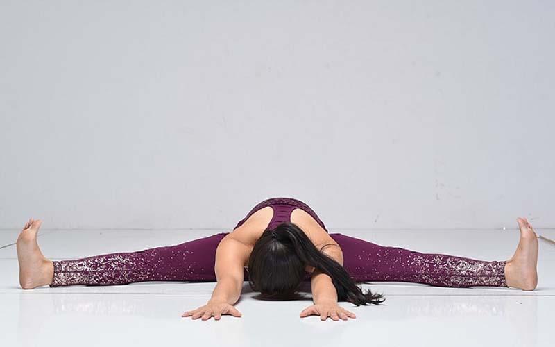 Khám phá cách thực hiện động tác xoạc ngang và xoạc dọc yoga tại nhà một cách dễ dàng và hiệu quả, giúp bạn nâng cao sự dẻo dai và sức khỏe.