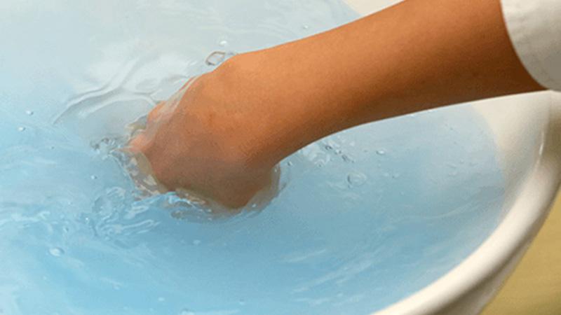 Giữa nước giặt tay và bột giặt tay, đâu là lựa chọn làm sạch vượt trội và hiệu quả hơn?