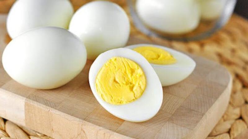 Mỗi quả trứng gà chứa bao nhiêu calo và ăn trứng gà có lợi hay có hại cho sức khỏe?