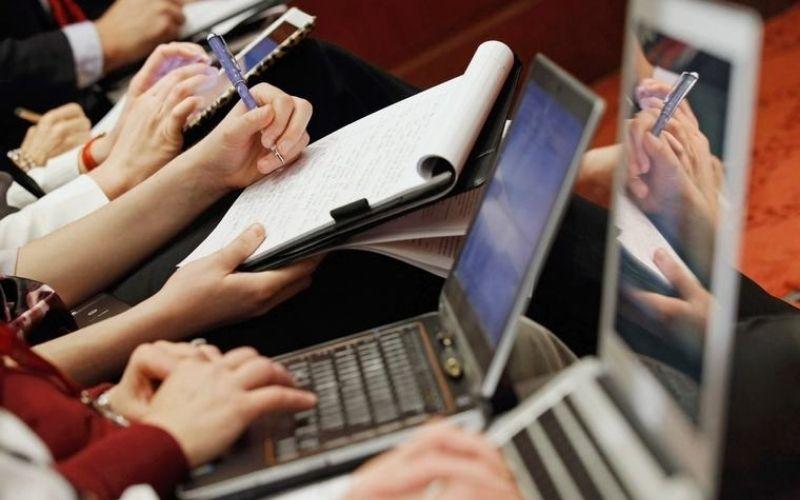 Mọi người đều có thói quen sử dụng laptop theo một tư thế cố định, nhưng ít ai nhận ra những tác hại khó lường từ thói quen này.