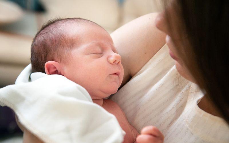 Vì sao việc cúng đầy tháng của bé trai, bé gái lại cần phải lùi ngày? Cùng tìm hiểu ý nghĩa sâu sắc đằng sau truyền thống này.