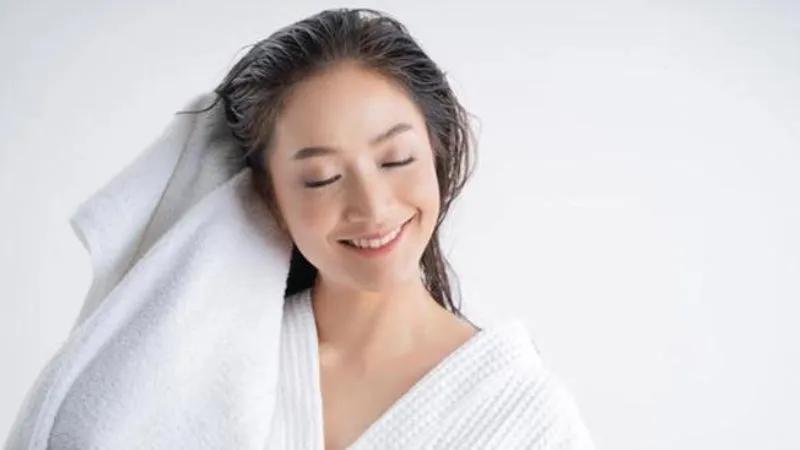 Khám phá 6 bí quyết sấy tóc siêu nhanh, giúp bạn tiết kiệm thời gian mỗi ngày.
