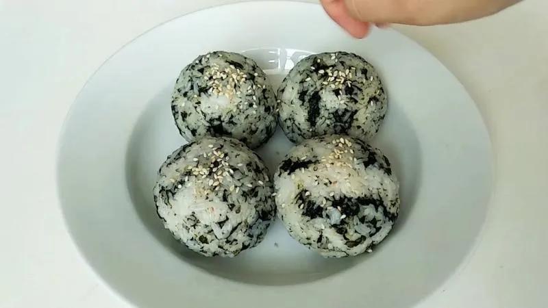 Khám phá 3 công thức làm cơm nắm cá ngừ thơm ngon, hấp dẫn, không thua kém món ăn ngoài tiệm.
