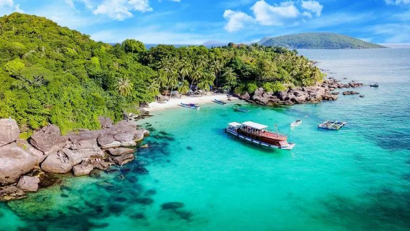 Phú Quốc nổi bật không chỉ với phong cảnh thiên nhiên tuyệt đẹp mà còn với những đặc sản phong phú, hấp dẫn. Dưới đây là 28 món ngon đặc trưng của đảo ngọc, mỗi món đều mang một hương vị độc đáo, không thể bỏ qua khi đến thăm Phú Quốc.